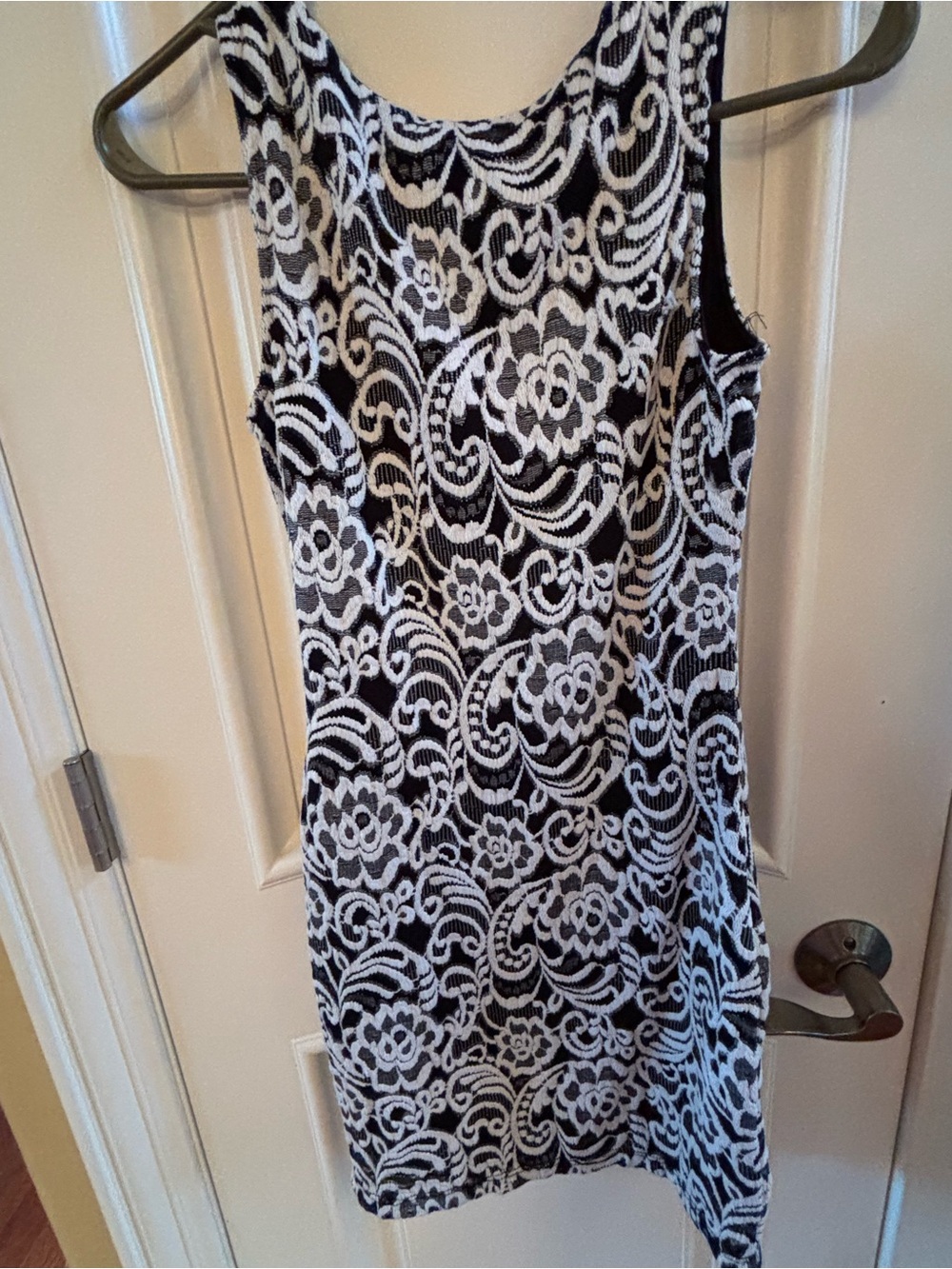 Sleeveless Black and White Lace-Pattern Bodycon Dress size M